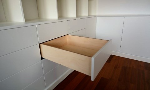 Bokhylla med lådor i björkplywood med fullt utdrag